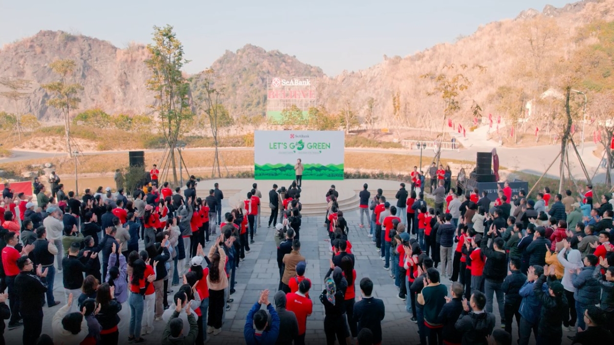 Bà Nguyễn Thị Nga - Chủ tịch Tập đoàn BRG phát động chiến dịch Let’s Go Green trong hệ sinh thái Tập đoàn. Ảnh: BRG.