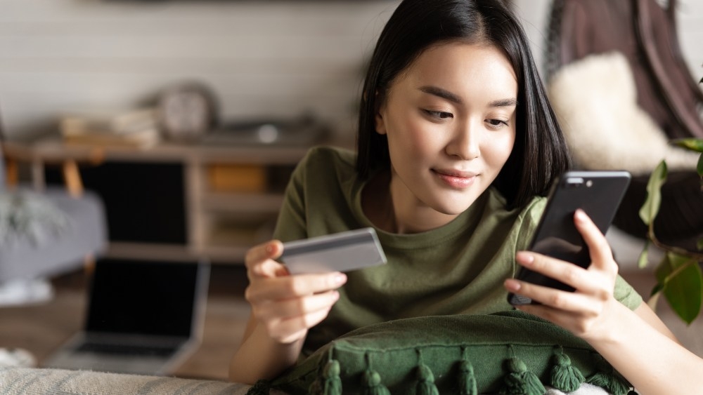 Trong nửa cuối năm 2025, tốc độ tăng chi tiêu của Gen Z và Millennials đã lần đầu tiên vượt qua các thế hệ lớn tuổi hơn sau nhiều năm.