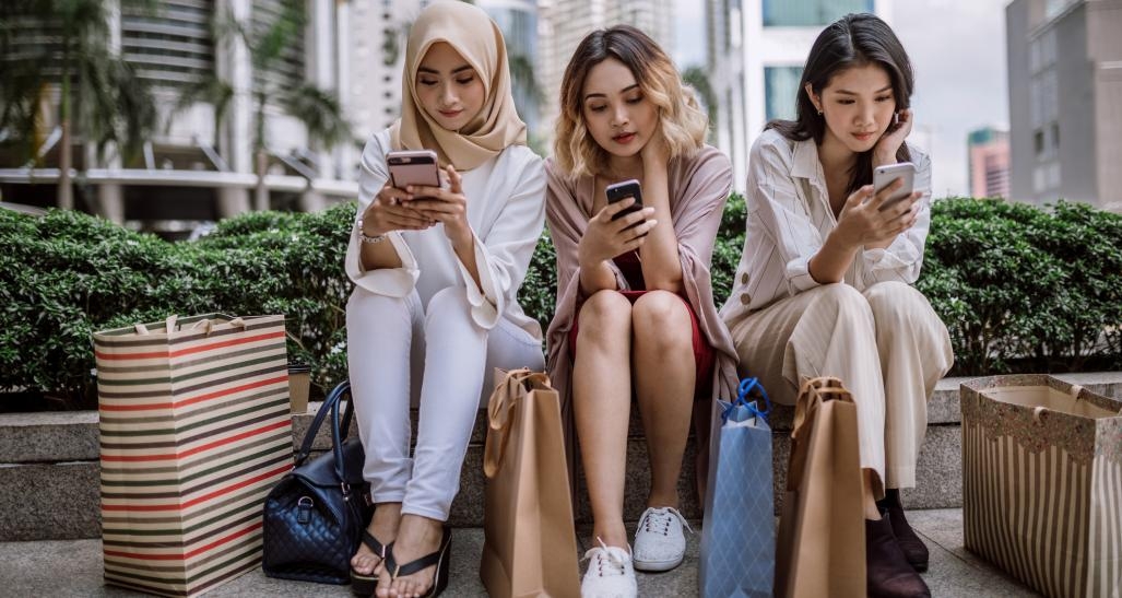 Áp lực lên khả năng chi tiêu vốn đã mong manh của Gen Z và Millennials sẽ càng gia tăng.